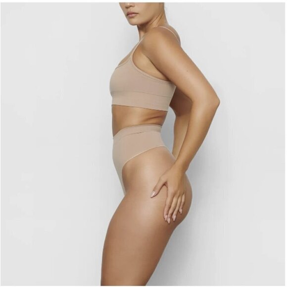 SKIMS Seamless Sculpting Mid Waist Nude Thong Shapewear - Picture 9 of 10